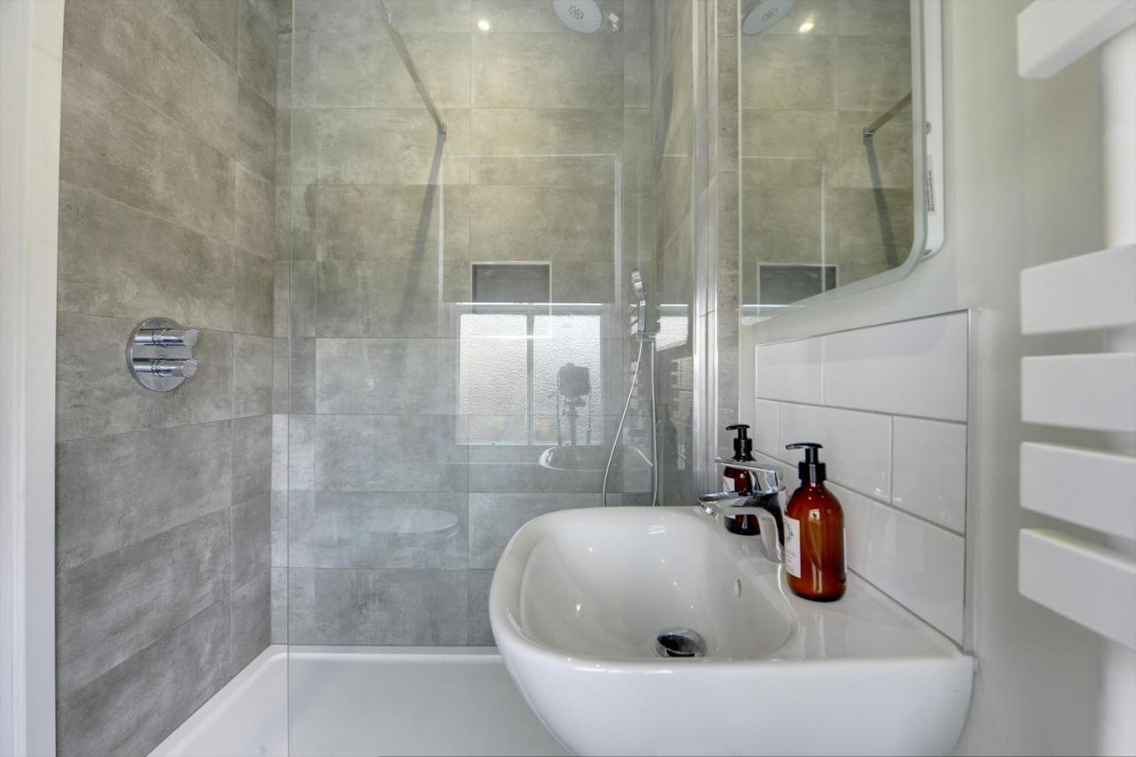 The Nook - A Modern 2 Bedroom Loft With Parking Ripon Kültér fotó